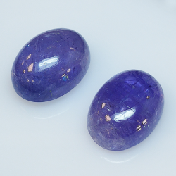 Tanzanite ovale taillée en cabochon