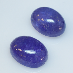 Tanzanite ovale taillée en cabochon