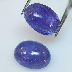 Tanzanite ovale taillée en cabochon