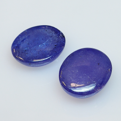 Tanzanite ovale taillée en cabochon