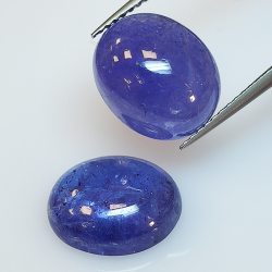 Tanzanite ovale taillée en cabochon