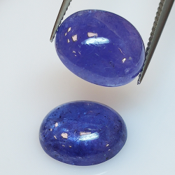 Tanzanite ovale taillée en cabochon