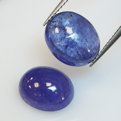 Tanzanite ovale taillée en cabochon