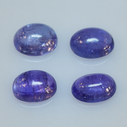 Tanzanite ovale taillée en cabochon