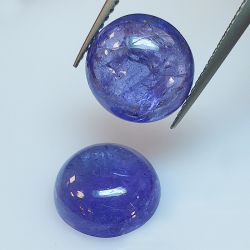 Tanzanite ronde taillée en cabochon