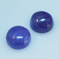 Tanzanite ronde taillée en cabochon