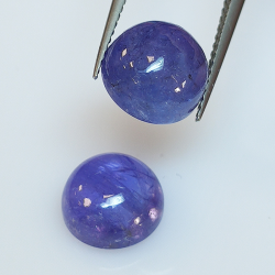 Tanzanite ronde taillée en cabochon