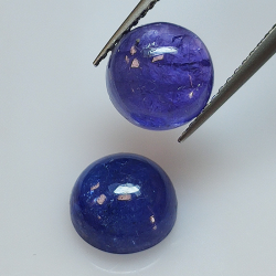 Tanzanite ronde taillée en cabochon