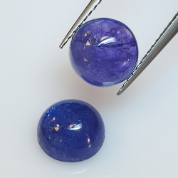 Tanzanite ronde taillée en cabochon