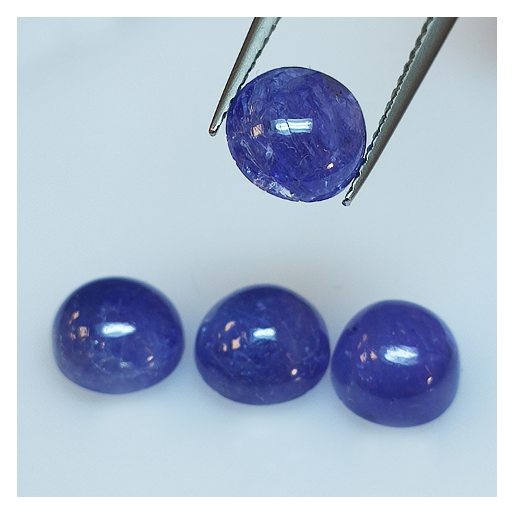 Tanzanite ronde taillée en cabochon