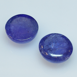 Tanzanite ronde taillée en cabochon