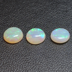 3,79ct Edler Opal Cabochon Rund 3pc