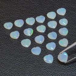 2,78ct Edler Herz-Cabochon-Opal