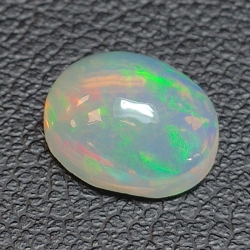 1.56 ct Äthiopischer Opal im Ovalschliff 9,x 7,0 mm