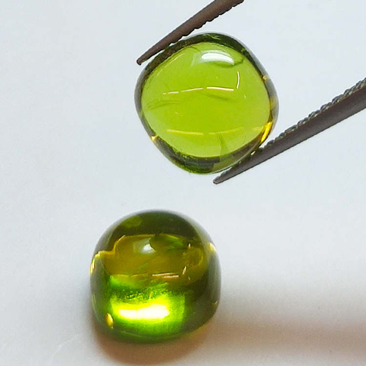 Coppia 6,94ct Peridoto taglio cabochon cuscino 8mm