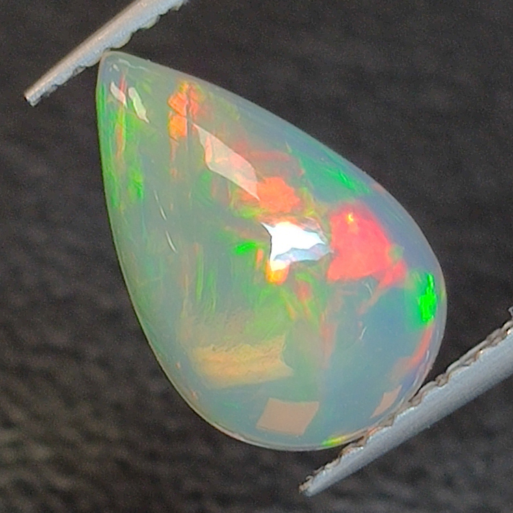 Opale éthiopienne de taille poire 11.60 x 7.29 mm 1.56 ct