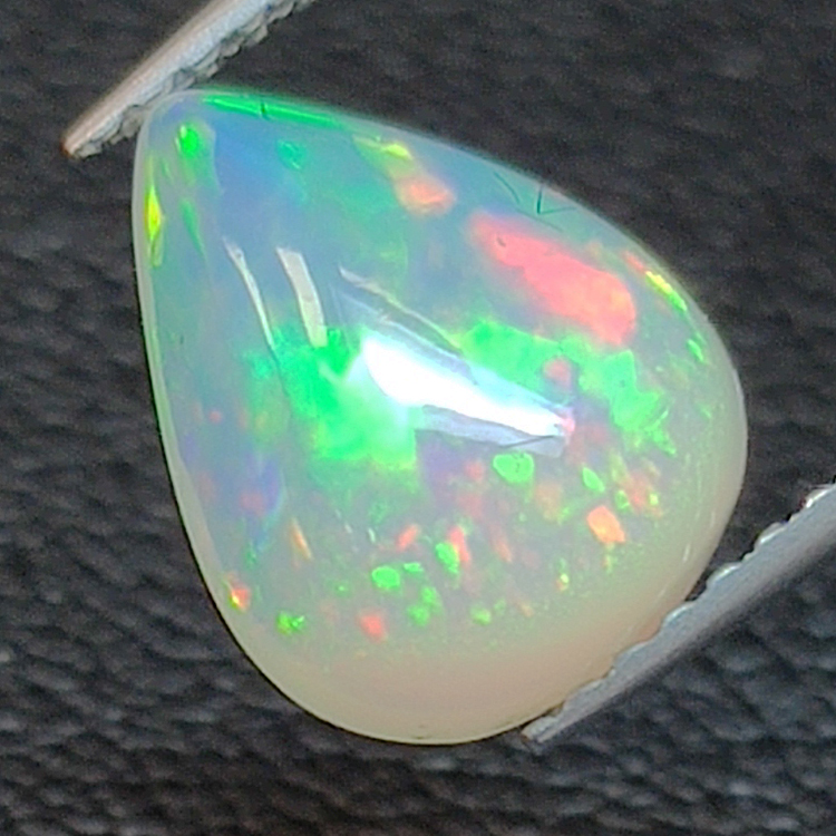 Opale Éthiopie (Wello) de taille poire 10.25 x 8.14 mm 1.59 ct