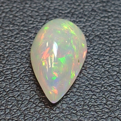 Opale Éthiopie (Wello) de taille poire 12.21 x 7.12 mm 1.92ct