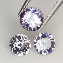 Spinel round size  4.66 a 5.13 mm 1.53ct