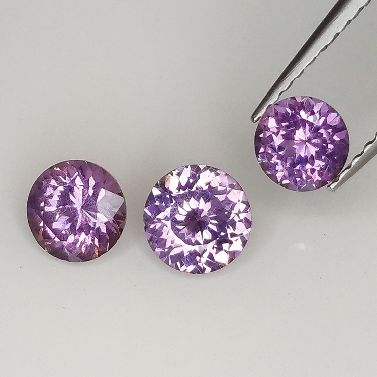 Spinel rond coupé 4.54 à 5.27 mm 1.50 ct