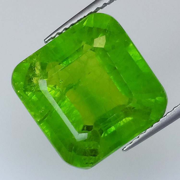 13,12 ct grüner Verneuil-Saphir im Smaragdschliff, 12,57 x 12,39 mm