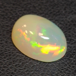 Opale d'Ethiopie taille ovale 2.29 ct