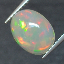 Opale d'Ethiopie taille ovale 1.34 ct