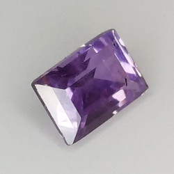 0,80 ct violetter Saphir im Smaragdschliff, 5,93 x 3,91 mm