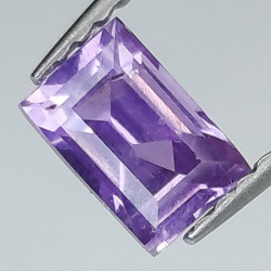 Saphir violet taille émeraude 0,80 ct 5,93 x 3,91 mm