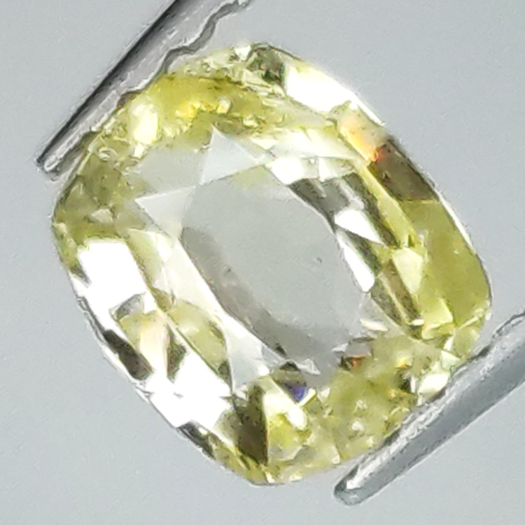 Gelber Saphir im Kissenschliff von 0,77 ct, 5,75 x 4,92 mm