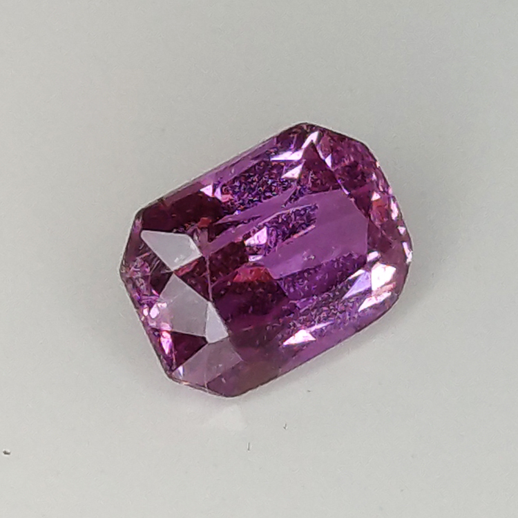 0.85ct Zafiro violeta talla esmeralda 6,09 x 4,32MM