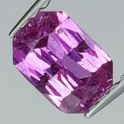 Saphir violet 0,85 ct taille émeraude 6,09 x 4,32 mm