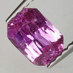 Saphir violet 0,85 ct taille émeraude 6,09 x 4,32 mm