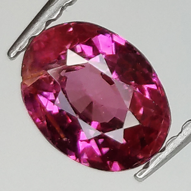 0,78 ct rosafarbener Saphir im Ovalschliff, 6,36 x 4,73 mm