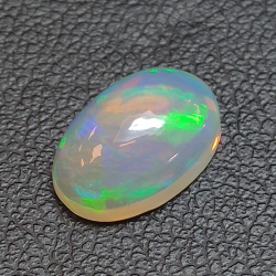 Opale d'Ethiopie taille ovale 1.75 ct