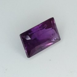 0,82 ct violetter Saphir im Baguetteschliff, 6,24 x 3,87 mm