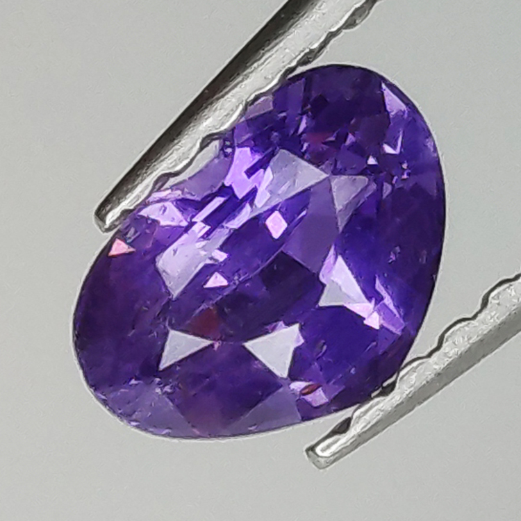 Saphir violet taille émeraude 0,80 ct 5,93 x 3,91 mm