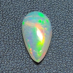 2,55ct Opal im Birnenschliff, 15,13 x 8,13 mm