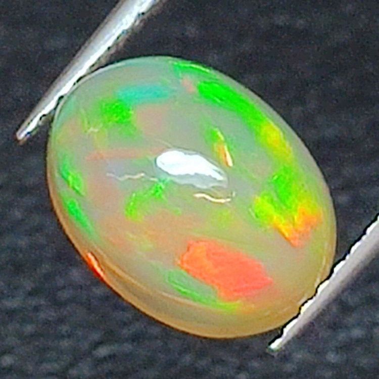 2,29 ct Opale taillée ovale 10.68 x 7.95mm