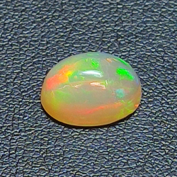 2,29 ct Opale taillée ovale 10.68 x 7.95mm