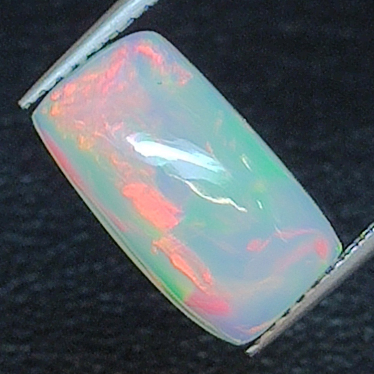 2,56 ct Opal im Baguetteschliff, 13,35 x 7,36 mm