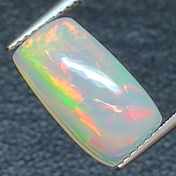 2,56 ct Opal im Baguetteschliff, 13,35 x 7,36 mm