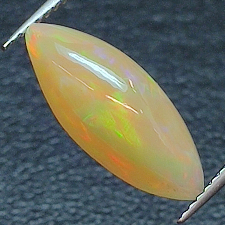 2,82 ct Opal im Marquiseschliff, 16,93 x 7,01 mm