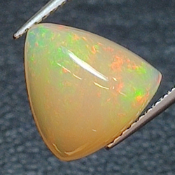 2,28 ct Opal im Trillantschliff, 10,40 x 5,18 mm