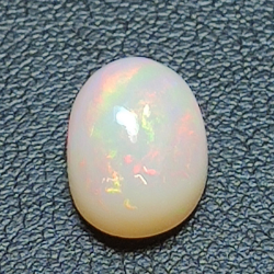 3,28 ct Opal im Ovalschliff 11,85 x 8,56 mm