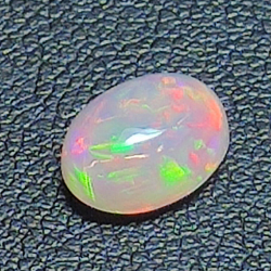 1,71 ct Opal im Ovalschliff 9,30 x 7,15 mm