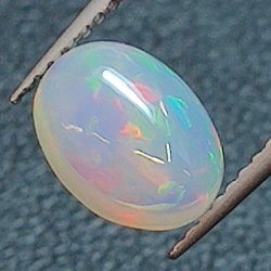 1,71 ct Opal im Ovalschliff 9,30 x 7,15 mm