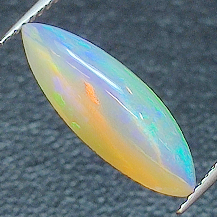 2,25 ct Opal im Marquiseschliff, 17,43 x 6,34 mm