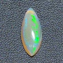 2,25 ct Opal im Marquiseschliff, 17,43 x 6,34 mm