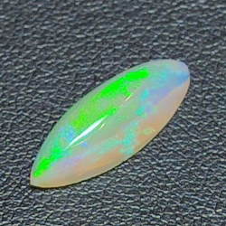 2,25 ct Opal im Marquiseschliff, 17,43 x 6,34 mm